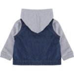 Børnejakke med grå hætte og ærmer fastgjort til en blå denimvest, set bagfra mod en hvid baggrund.