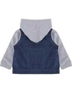 Børnejakke med grå hætte og ærmer fastgjort til en blå denimvest, set bagfra mod en hvid baggrund.
