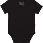 Sort babysparkedragt ligger fladt mod en hvid baggrund. Teksten på etiketten lyder: "Neutral® This Biobaby Collection, Crafted in India, GOTS 0-3 M."