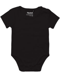 Sort babysparkedragt ligger fladt mod en hvid baggrund. Teksten på etiketten lyder: "Neutral® This Biobaby Collection, Crafted in India, GOTS 0-3 M."