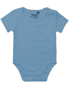 Lyseblå babybody med korte ærmer og knaplukning ved skuldrene og bunden. Tekst indeni: "Neutral® The Responsibility label GOTS". Baggrund er hvid.