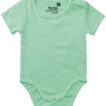 Lysegrøn babybodystocking med korte ærmer og knapper ved skulder og bund. Beliggende mod hvid baggrund. Tekst: "Neutral®- This garment is made of organic cotton".