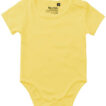 Gul baby-body med korte ærmer ligger fladt. Der er tekst på indersiden af halsen: "Neutral, 100% Organic Cotton" samt symbol og vaskeanvisninger. Baggrunden er hvid.