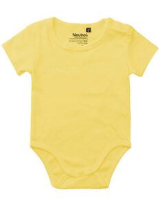 Gul baby-body med korte ærmer ligger fladt. Der er tekst på indersiden af halsen: "Neutral, 100% Organic Cotton" samt symbol og vaskeanvisninger. Baggrunden er hvid.