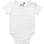 Hvid babybody; ligger fladt, ses forfra. Korte ærmer, rund hals med knapper på skulderen, trykknapper ved bunden. Etikette med teksten: "Neutral.® The Earth is Our Playing Field™."