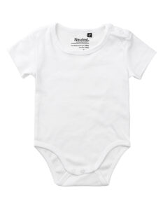 Hvid babybody; ligger fladt, ses forfra. Korte ærmer, rund hals med knapper på skulderen, trykknapper ved bunden. Etikette med teksten: "Neutral.® The Earth is Our Playing Field™."