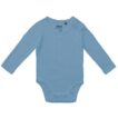 Lyseblå babybody med lange ærmer ligger fladt på en hvid baggrund. Materialet ser blødt og behageligt ud uden synligt tryk eller mønstre.