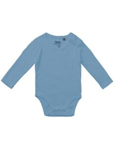 Lyseblå babybody med lange ærmer ligger fladt på en hvid baggrund. Materialet ser blødt og behageligt ud uden synligt tryk eller mønstre.