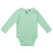Lysegrøn body til baby, ligger fladt udstrakt, har lange ærmer og rund hals, med trykknapper forneden, i neutral, hvid baggrund.