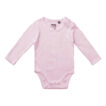 Lyserød langærmet babybody ligger fladt. Den er tilpasset til småbørn med to knapper i bunden. Baggrunden er enkel og hvid, uden andre genstande. Ingen tekst til stede.