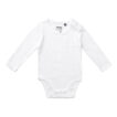 Hvid baby-body med lange ærmer ligger fladt og har knapper ved skulder og bund. Tekst ved halsudskæring: "Neutral®, Certified Responsibility, 74/80, 6-12 M."