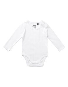 Hvid baby-body med lange ærmer ligger fladt og har knapper ved skulder og bund. Tekst ved halsudskæring: "Neutral®, Certified Responsibility, 74/80, 6-12 M."