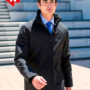 Mand iført mørk jakke og blå slips går målrettet ned ad trappe i urbant område.