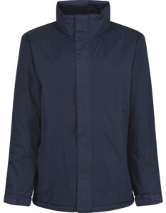 Mørkeblå jakke står opret, uden synlige lynlåse eller knapper, i en neutral, hvid baggrund.