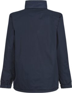 Mørkeblå jakke, hænger uden synlig aktivitet eller dekoration, set mod en neutral baggrund.