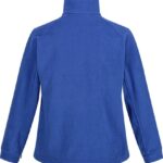 Blå sweater med lange ærmer hænger uden synlige detaljer eller mønstre. Baggrunden er neutral og ensfarvet, hvilket fremhæver sweatshirten. Ingen tekst er til stede.