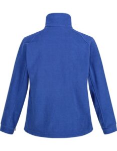 Blå sweater med lange ærmer hænger uden synlige detaljer eller mønstre. Baggrunden er neutral og ensfarvet, hvilket fremhæver sweatshirten. Ingen tekst er til stede.
