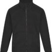 Sort fleecejakke med lynlås og høj krave; jakken hænger mod en hvid baggrund. Jakken har lange ærmer og to sidelommer. Ingen tekst er synlig.