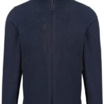 Jakke hænger stille, formet af mørkeblåt fleece materiale, med lynlås foran og brystlomme, fundet i et neutralt, studiolignende rum.