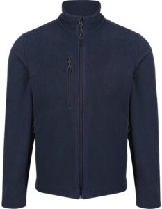 Jakke hænger stille, formet af mørkeblåt fleece materiale, med lynlås foran og brystlomme, fundet i et neutralt, studiolignende rum.