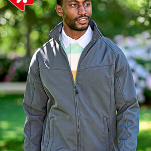 Mand i grå jakke går smilende i en solrig have. Øverst til venstre er der et procenttegn-ikon i rød.