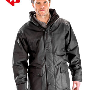 En mand bærer en sort jakke med knapper og lommer. Han står, ansigtet vendt fremad, i en enkel, hvid baggrund. Et rødt salgssymbol er i det øverste venstre hjørne.