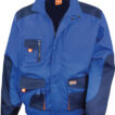 Blå jakke i arbejdsstil med lynlås og lommer, står frit mod hvid baggrund. Stoffet har mørkere blå detaljer på ærmerne og skuldrene.