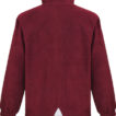 Bordeaux fleecejakke med lange ærmer og høj krave. Jakkens ryg viser en lille trekantet detalje nær bunden. Den hænger mod en hvid baggrund. Ingen tekst til stede.