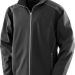 Sort softshell-jakke med lynlås er åbnet. Designet har synlige hvide syninger og hævet krave. Jakken vises i isoleret studiomiljø.