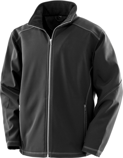 Sort softshell-jakke med lynlås er åbnet. Designet har synlige hvide syninger og hævet krave. Jakken vises i isoleret studiomiljø.