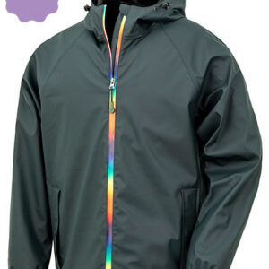 Jakke med hætte i mørkegrøn farve; lynlåsen skinner i en regnbuefarve. Placeret mod en lys baggrund med en lilla form øverst i hjørnet.