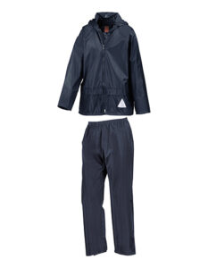 Kimono-jakke og bukser i mørkeblåt stof hænger frit. Designet har lange ærmer og løse bukseben, uden yderligere detaljer. Baggrunden er hvid og uden tekst.