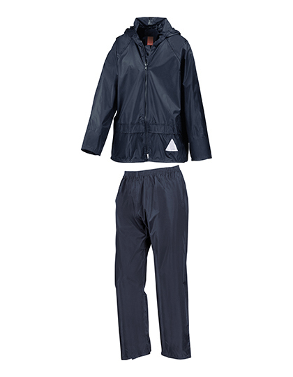 Kimono-jakke og bukser i mørkeblåt stof hænger frit. Designet har lange ærmer og løse bukseben, uden yderligere detaljer. Baggrunden er hvid og uden tekst.