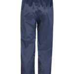 Et par blå denim jeans hænger oprejst mod en hvid baggrund, uden tekst eller andre genstande omkring dem.