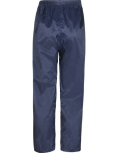 Et par blå denim jeans hænger oprejst mod en hvid baggrund, uden tekst eller andre genstande omkring dem.