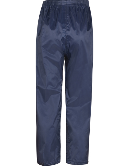 Et par blå denim jeans hænger oprejst mod en hvid baggrund, uden tekst eller andre genstande omkring dem.