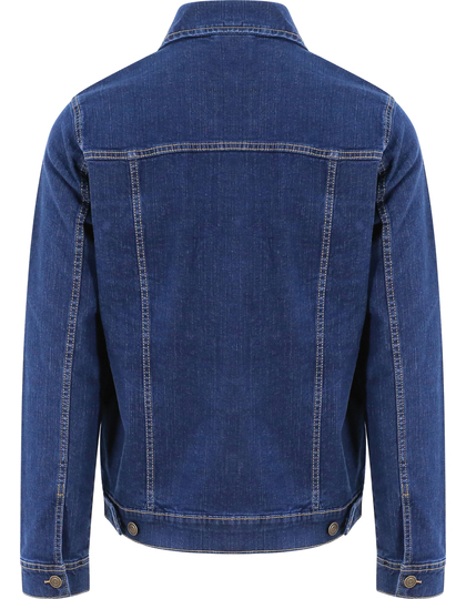 En denimjakke ses bagfra med synlige kontrastsømme, placeret midt i en hvid, neutral baggrund. Jakken har en klassisk krave og knappede manchetter ved ærmerne.