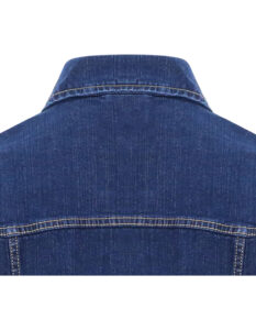 Denimstof; ses på; bagfra, med synlige sømme og krave i et næsten ensfarvet miljø.