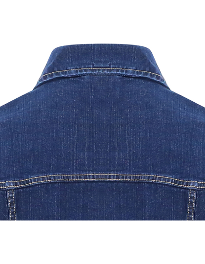 Denimstof; ses på; bagfra, med synlige sømme og krave i et næsten ensfarvet miljø.