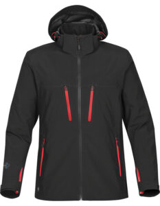 Sort jakke præsenteres med rød lynlås og to sidelommer, i en neutral hvid baggrund, hvilket fremhæver beklædningens sporty og funktionelle design.