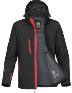 Sort jakke med hætte åben, viser gråt indvendigt for. Røde lynlåse på front og lommer. Logo i nakken: "WATERPROOF TECHNOLOGY." Står oprejst, neutral baggrund.