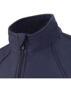 Mørkeblå jakke med opretstående krave; lynlås er halvvejs åben; fremvist mod en hvid baggrund. Kraven har synlige syninger, og stoffet ser ud til at være blødt.