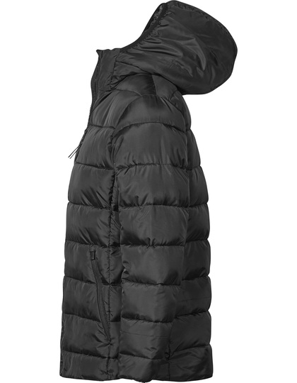 Sort jakke i quiltet design, set fra siden, med hætte og lynlås. Jakken har lommer og er velegnet til koldt vejr. Baggrunden er hvid og neutral.