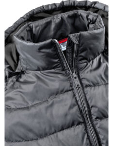 Sort jakke med lynlås, åben ved halsområdet, ligger fladt i et neutralt rum. Stoffet er skinnende og vatteret, hvilket giver et vinterligt udseende. Ingen tekst til stede.