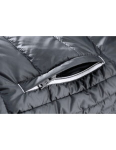Lynlås åbner en lomme på en skinnende, mørkegrå quiltet jakke, placeret i en nærbillede kontekst.