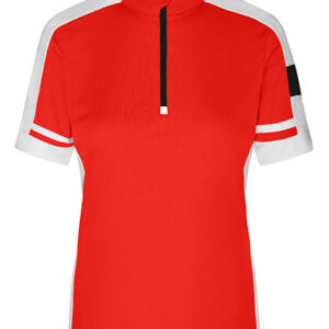 Rød t-shirt med en sort lynlås foran og hvide ærmer. Den har et mørkt mærke på venstre ærme. Baggrund er hvid og neutral.