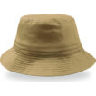 En beige bøllehat ligger stille mod en hvid baggrund. Hatten har færre syninger, hvilket giver den et enkelt og klassisk udseende. Der findes ingen tekst på billedet.