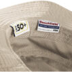 En beige hat viser to mærker indvendigt. Det ene mærke læser "150+". Det andet mærke læser "Panama Jack Authentic" og "Made in Ecuador" med en farverig kant.