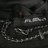En sort hat med teksten "FLEXFIT" på en elastisk kant, viser en løbesnor med en spænde og en lukkeanordning, placeret i et mørkt, teksturet materiale.