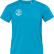 Blå T-shirt med et hvidt emblem på brystet, øverst til venstre. Emblemet indeholder et stående menneske i en cirkel. Baggrunden er hvid og neutral.